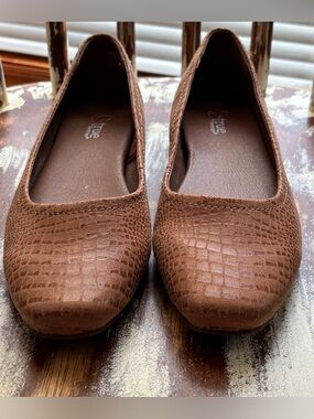 Classic Brown Faux-Snake Ballet Flats - Comfort Bare Traps brand size 7